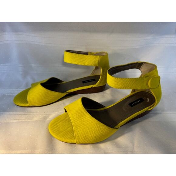 Array Yellow Ankle Strap Sandals Women’s 9W Open Toe Low Heel Textured - Picture 5 of 9
